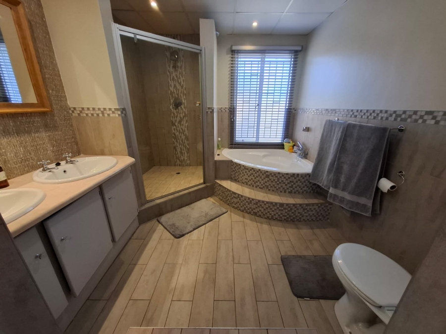 5 Bedroom Property for Sale in Langenhovenpark Free State